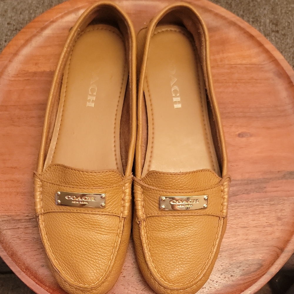 Coach Size 7.5 Women's Tan Loafers